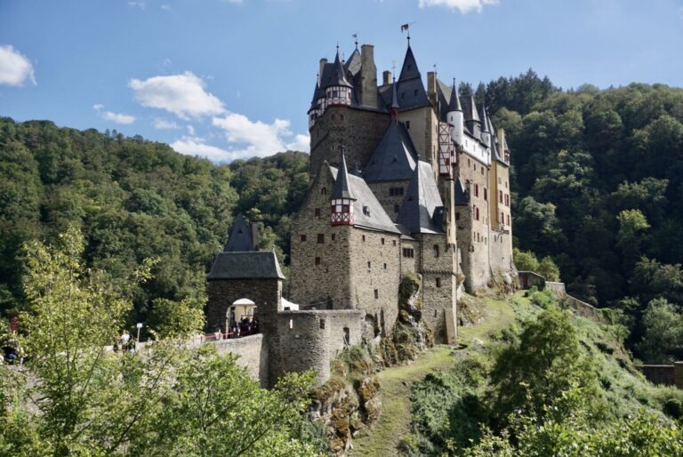 Burg Eltz mit Hund – Infos zur Burg und Wanderung